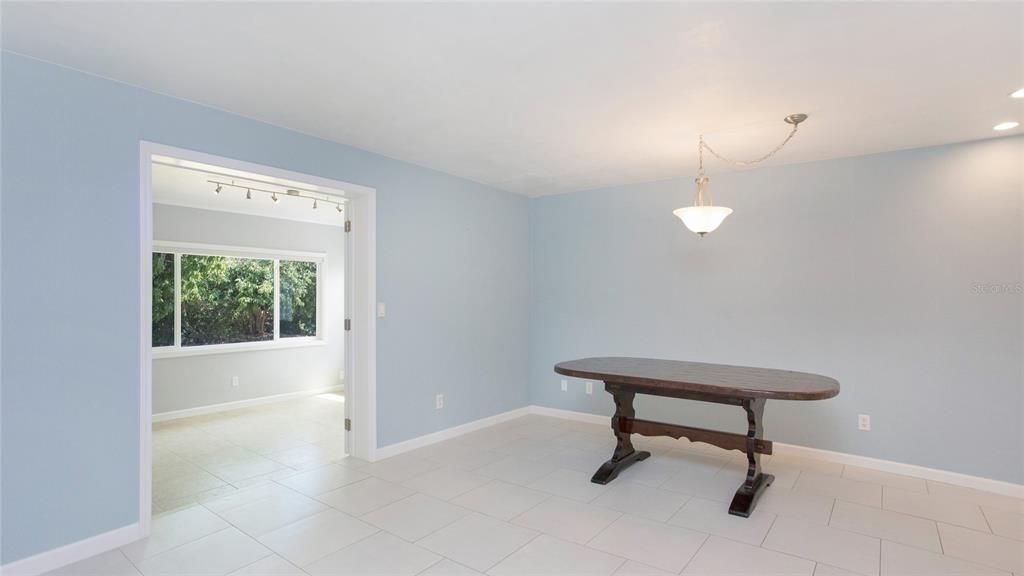 For Sale: $345,000 (3 beds, 2 baths, 1678 Square Feet)