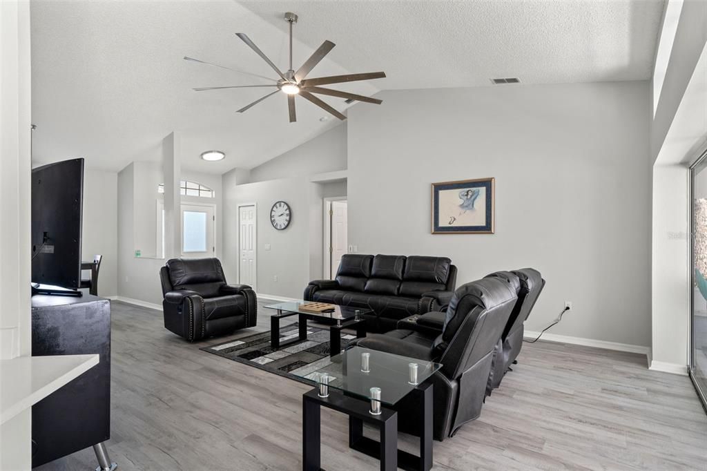For Sale: $359,900 (3 beds, 2 baths, 1726 Square Feet)