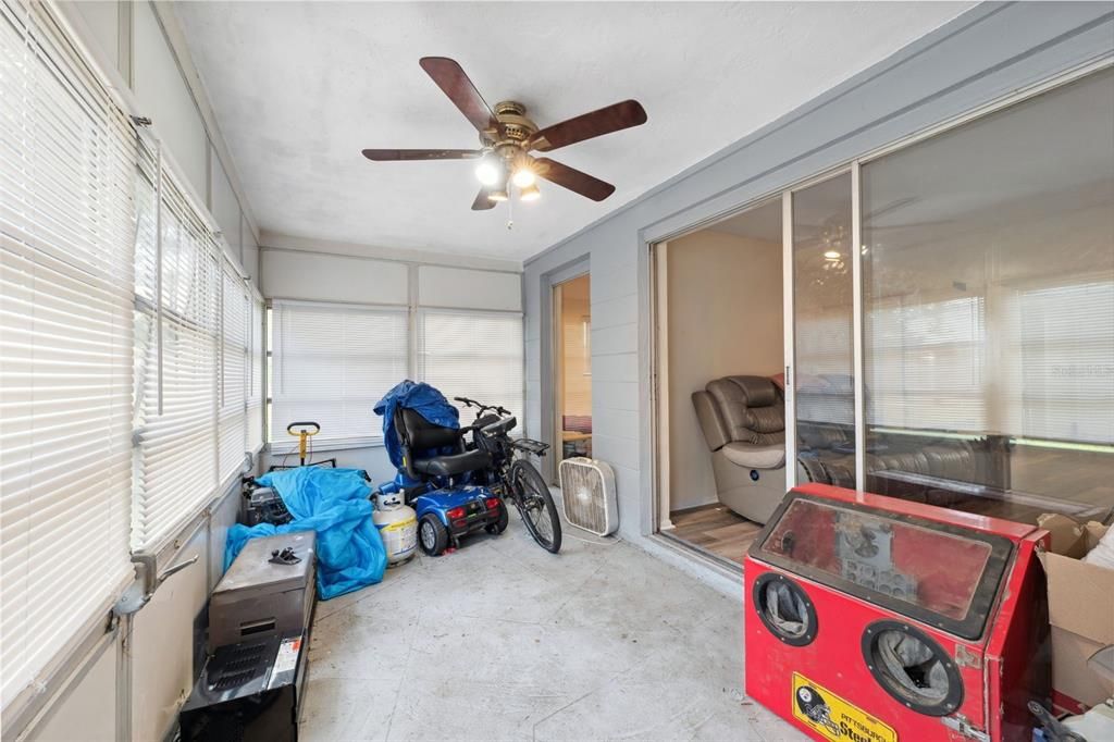 For Sale: $150,000 (2 beds, 2 baths, 888 Square Feet)