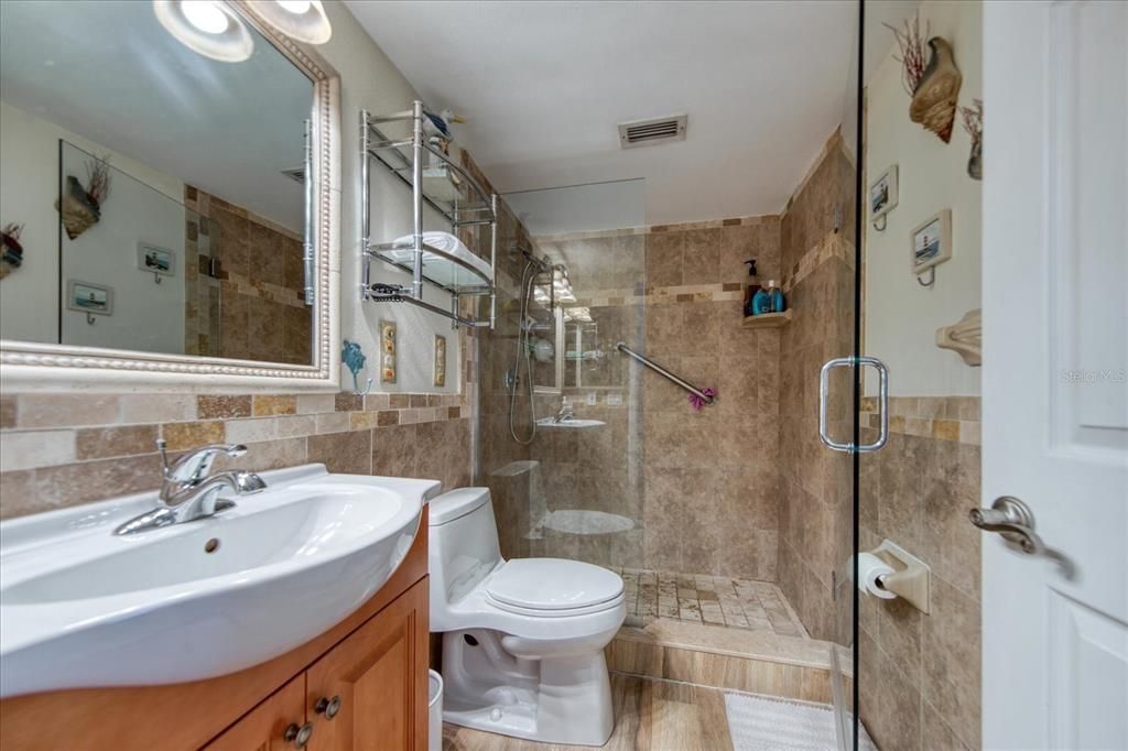 待售: $1,100,000 (2 贝兹, 2 浴室, 1186 平方英尺)