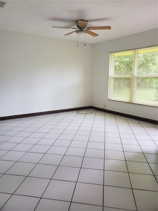 Active With Contract: $1,550 (2 beds, 1 baths, 812 Square Feet)