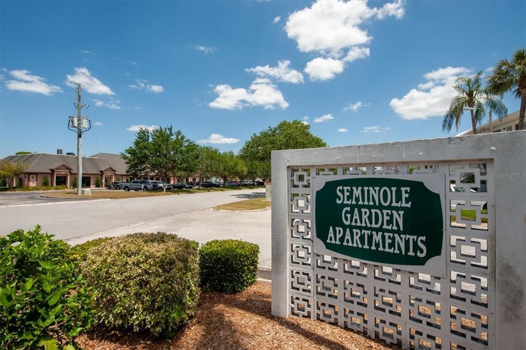 The entrance to Seminole Gardens from 113th Street. There's another entrance off 86th Av N and yet another one from the back of Semniole City Center. It's really easy to walk/bike/scoot over to the mall.