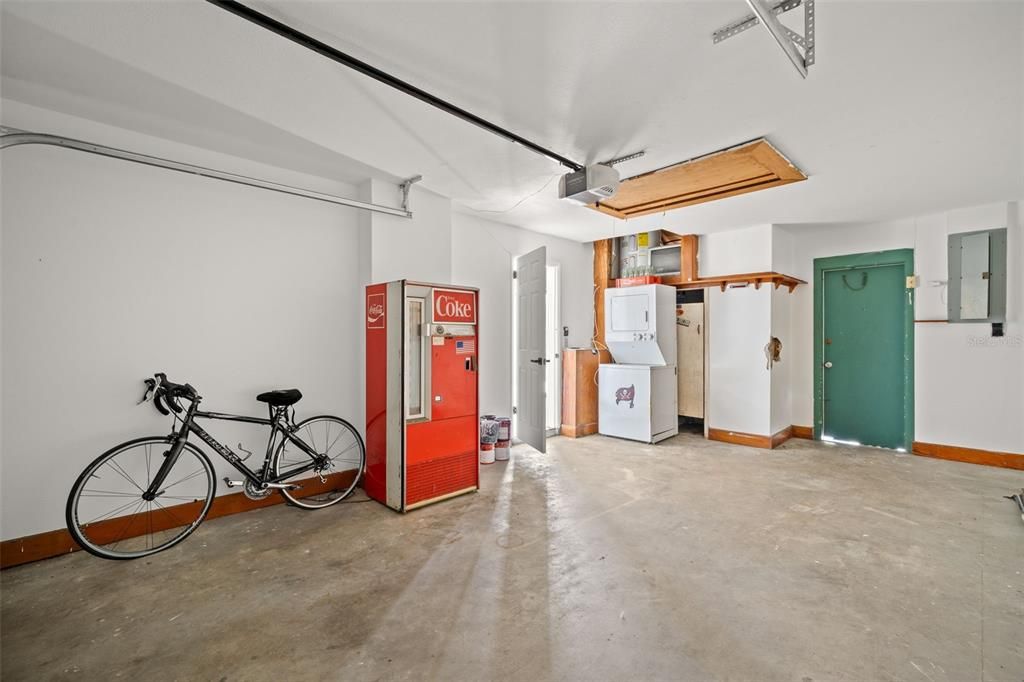 Active With Contract: $2,500 (2 beds, 1 baths, 975 Square Feet)
