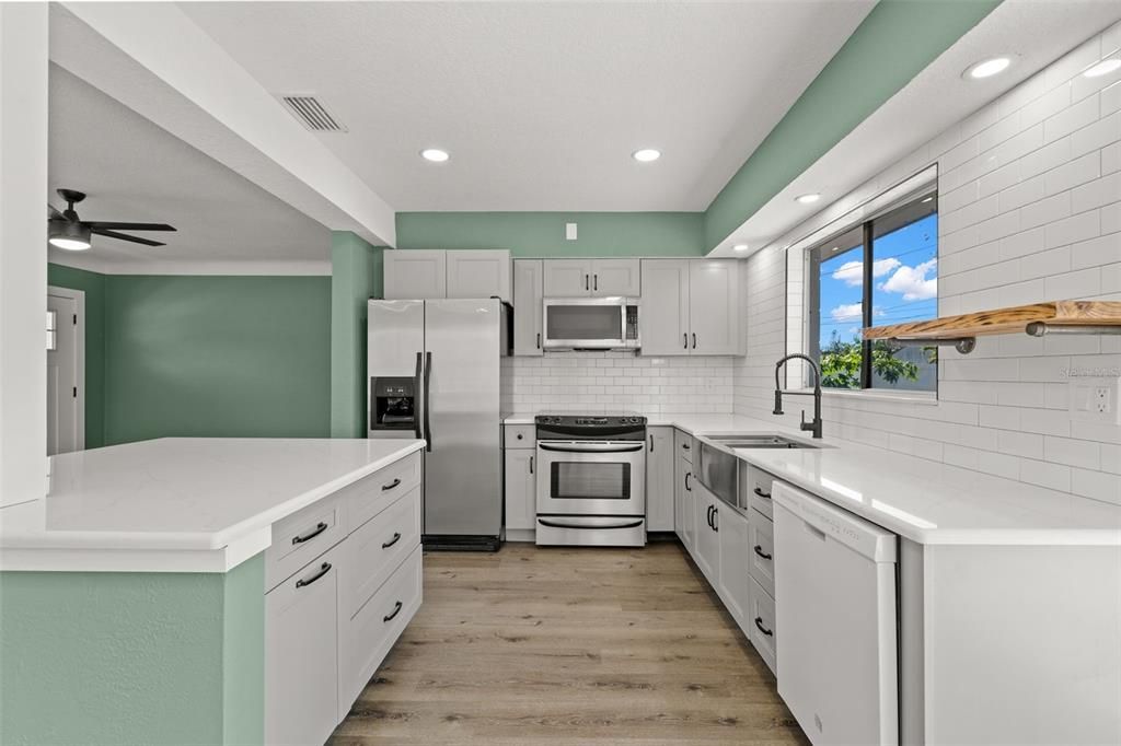 Active With Contract: $2,500 (2 beds, 1 baths, 975 Square Feet)