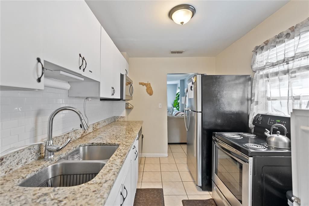 Active With Contract: $239,900 (3 beds, 1 baths, 936 Square Feet)