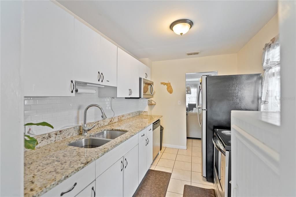 Active With Contract: $239,900 (3 beds, 1 baths, 936 Square Feet)