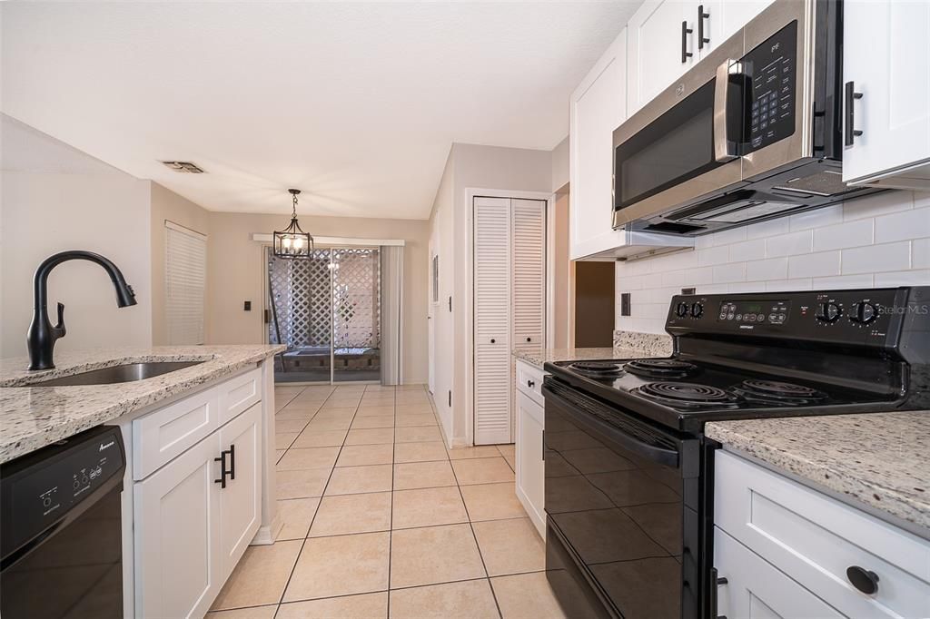 Active With Contract: $185,000 (2 beds, 2 baths, 992 Square Feet)