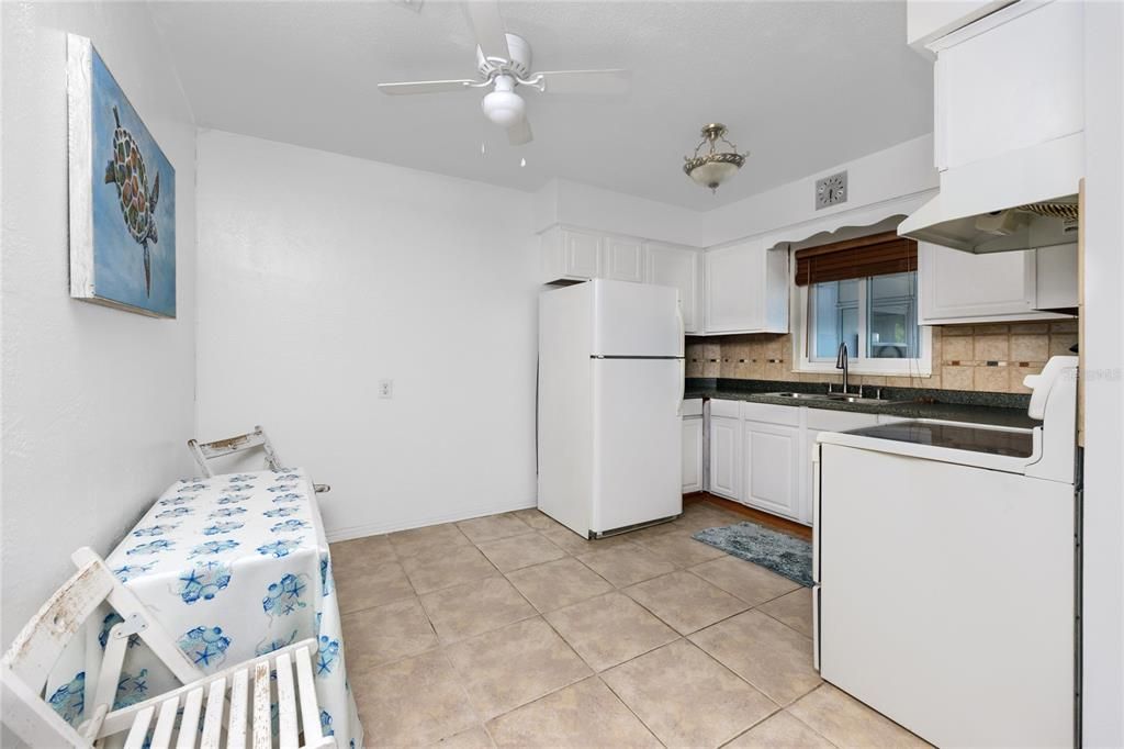 For Sale: $185,000 (1 beds, 1 baths, 610 Square Feet)