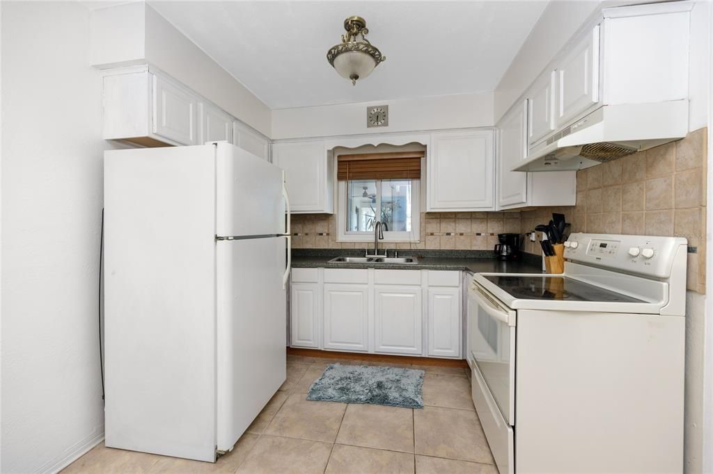 For Sale: $185,000 (1 beds, 1 baths, 610 Square Feet)