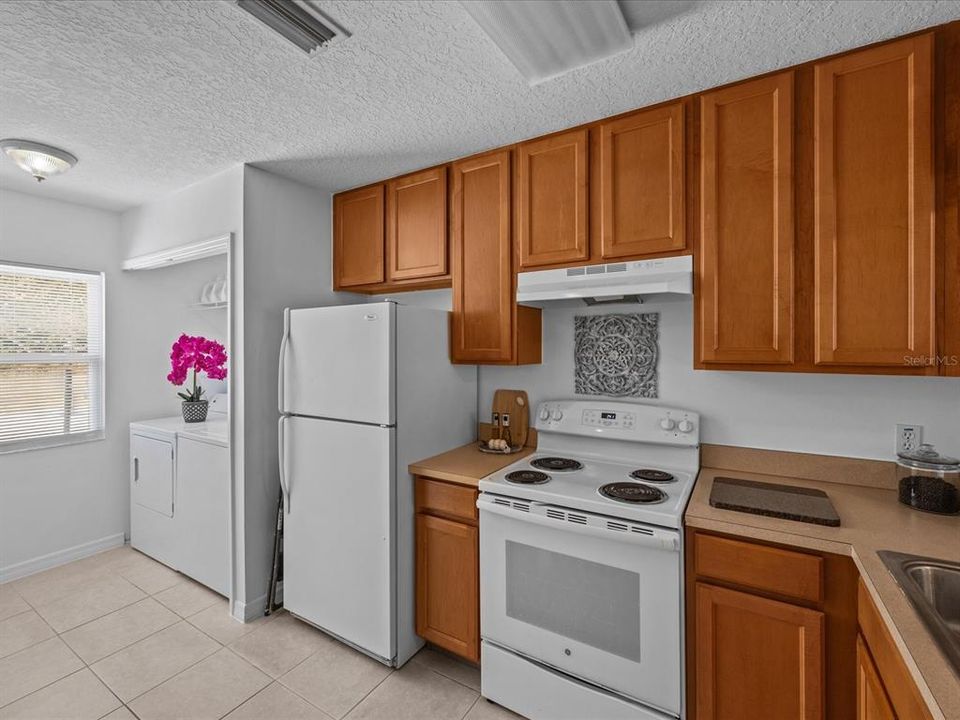 For Sale: $185,000 (2 beds, 2 baths, 948 Square Feet)