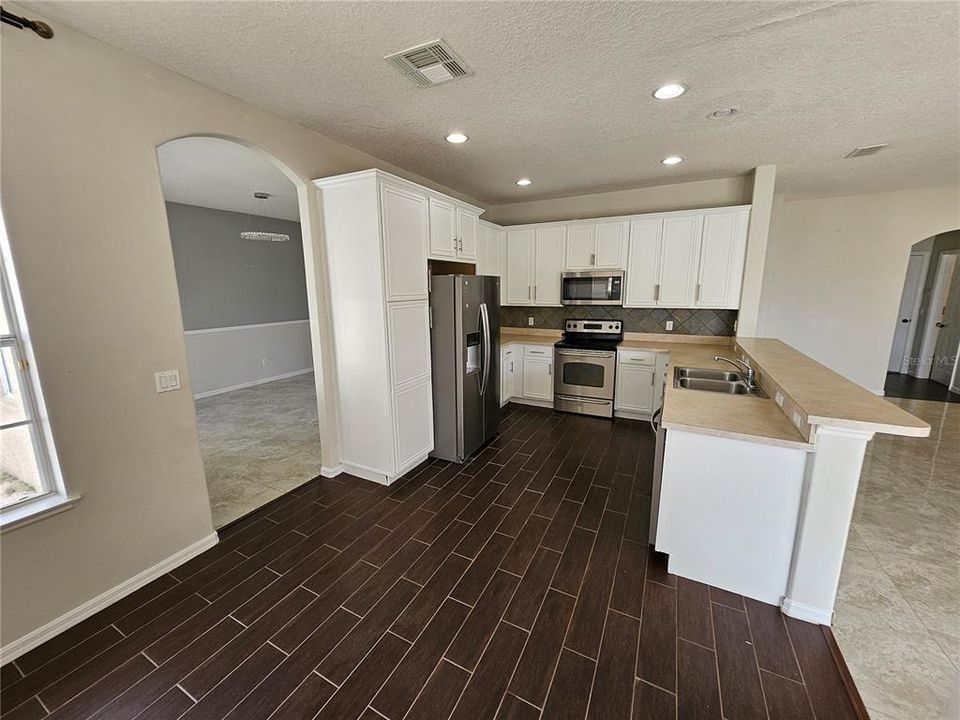 For Rent: $3,000 (4 beds, 2 baths, 2944 Square Feet)