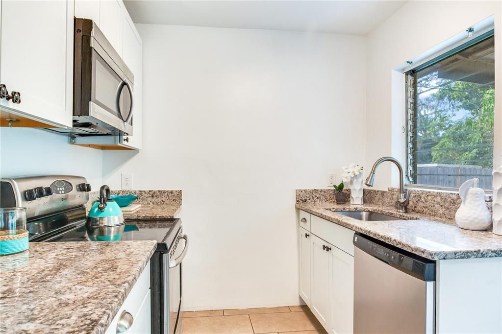 Active With Contract: $325,000 (2 beds, 1 baths, 751 Square Feet)