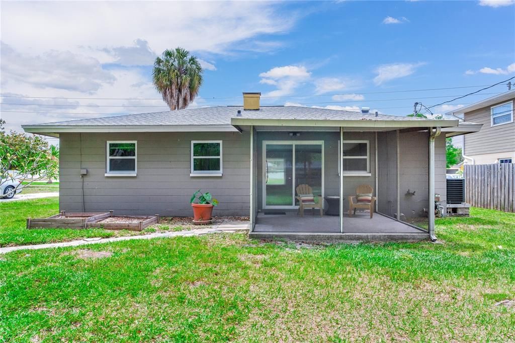 Active With Contract: $325,000 (2 beds, 1 baths, 751 Square Feet)