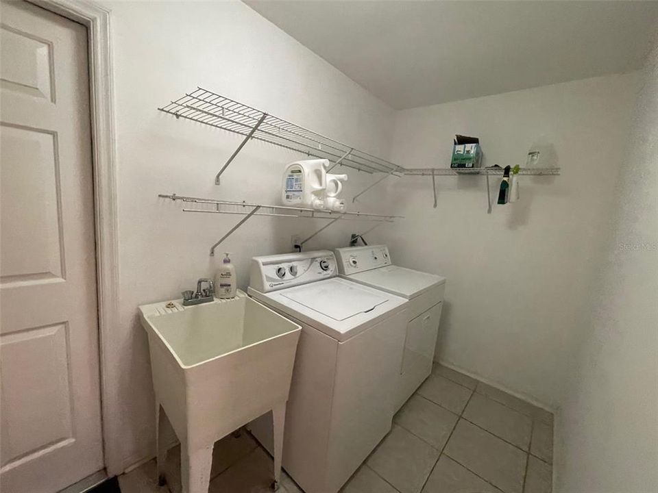 合同活跃: $2,500 (3 贝兹, 2 浴室, 2010 平方英尺)