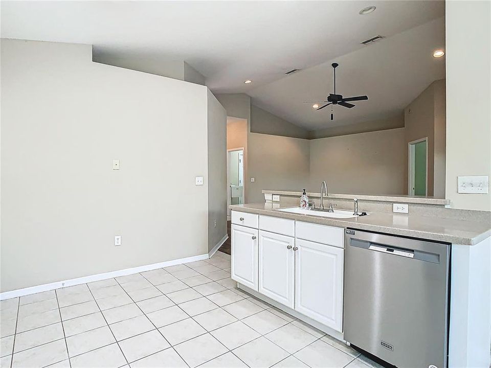 For Sale: $309,900 (3 beds, 2 baths, 1404 Square Feet)