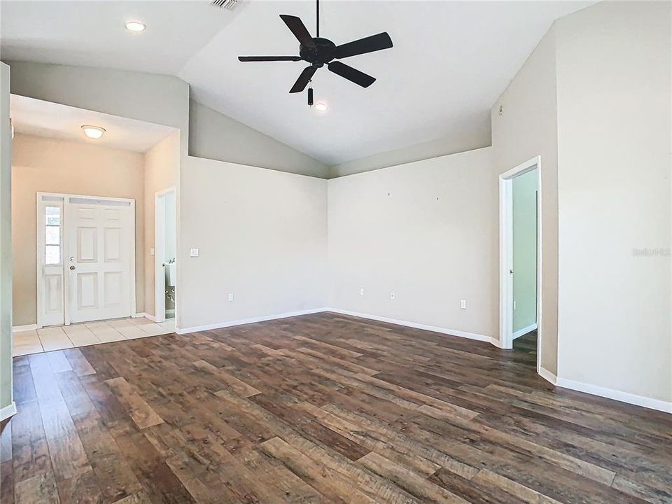 For Sale: $309,900 (3 beds, 2 baths, 1404 Square Feet)