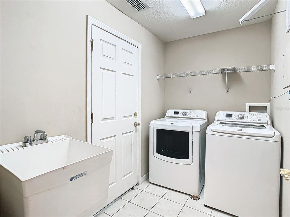 For Sale: $309,900 (3 beds, 2 baths, 1404 Square Feet)