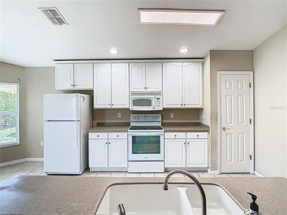 For Sale: $309,900 (3 beds, 2 baths, 1404 Square Feet)