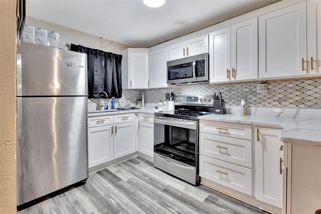 For Sale: $270,000 (2 beds, 1 baths, 991 Square Feet)