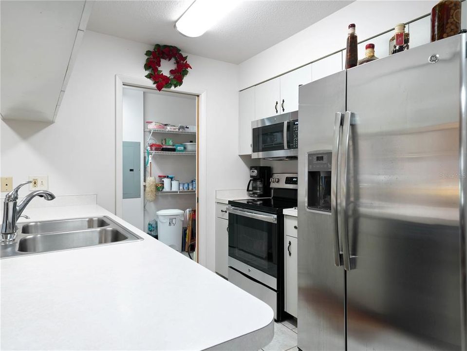 For Sale: $145,000 (2 beds, 2 baths, 958 Square Feet)