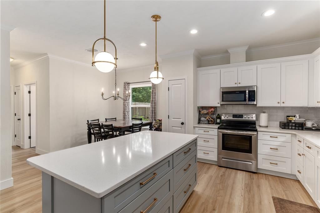 Active With Contract: $334,900 (3 beds, 2 baths, 1436 Square Feet)