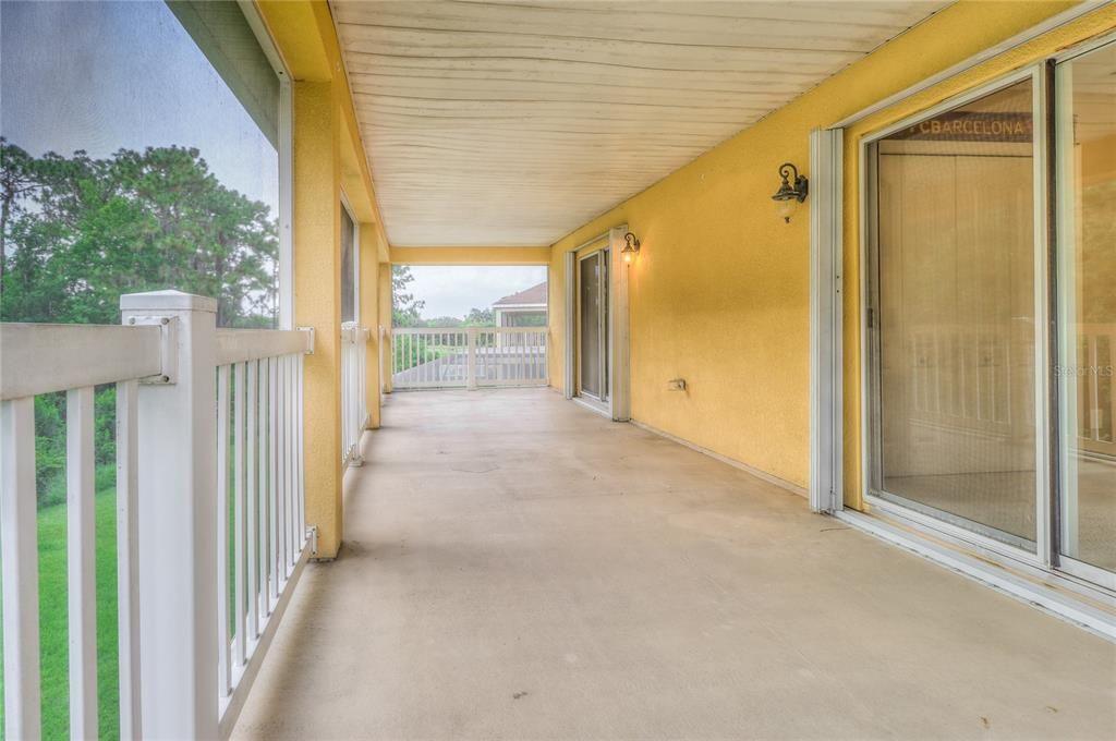 upstair screened balcony