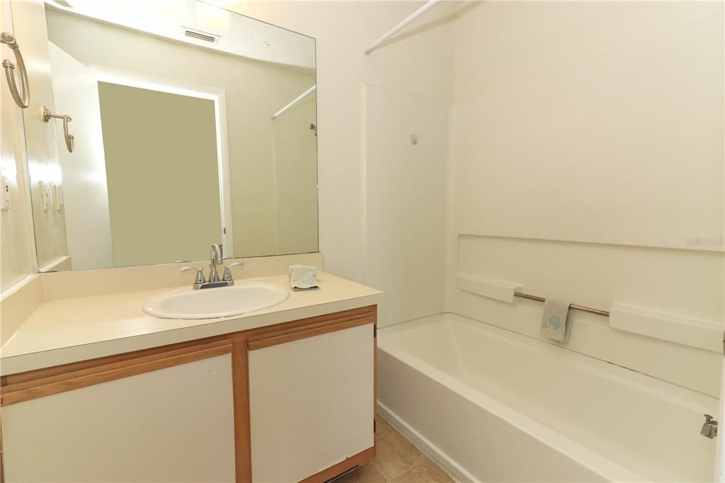 Active With Contract: $160,000 (1 beds, 1 baths, 648 Square Feet)