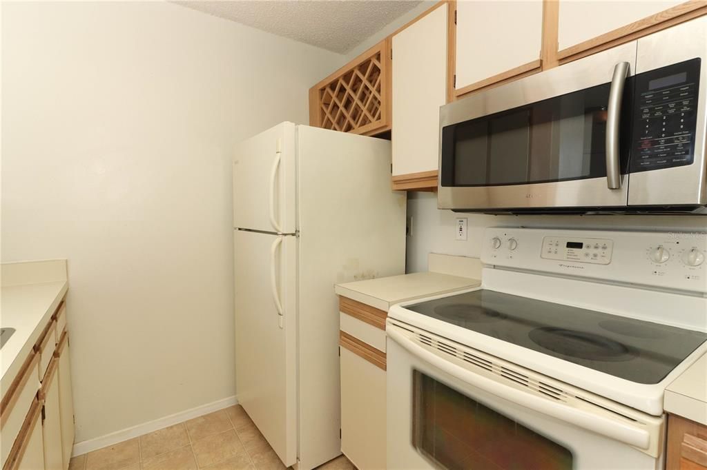 For Sale: $160,000 (1 beds, 1 baths, 648 Square Feet)