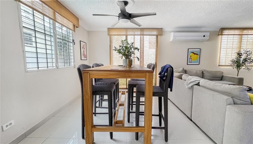 Vendido Recientemente: $415,000 (4 camas, 2 baños, 1780 Pies cuadrados)