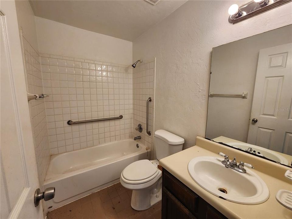 For Rent: $1,000 (2 beds, 1 baths, 857 Square Feet)