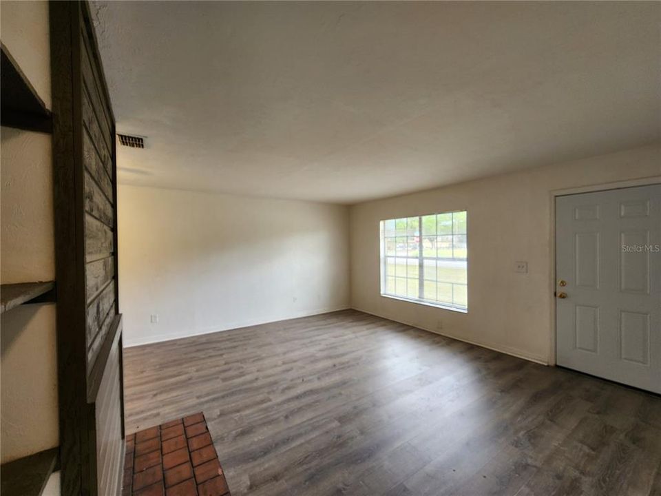 For Rent: $1,000 (2 beds, 1 baths, 857 Square Feet)