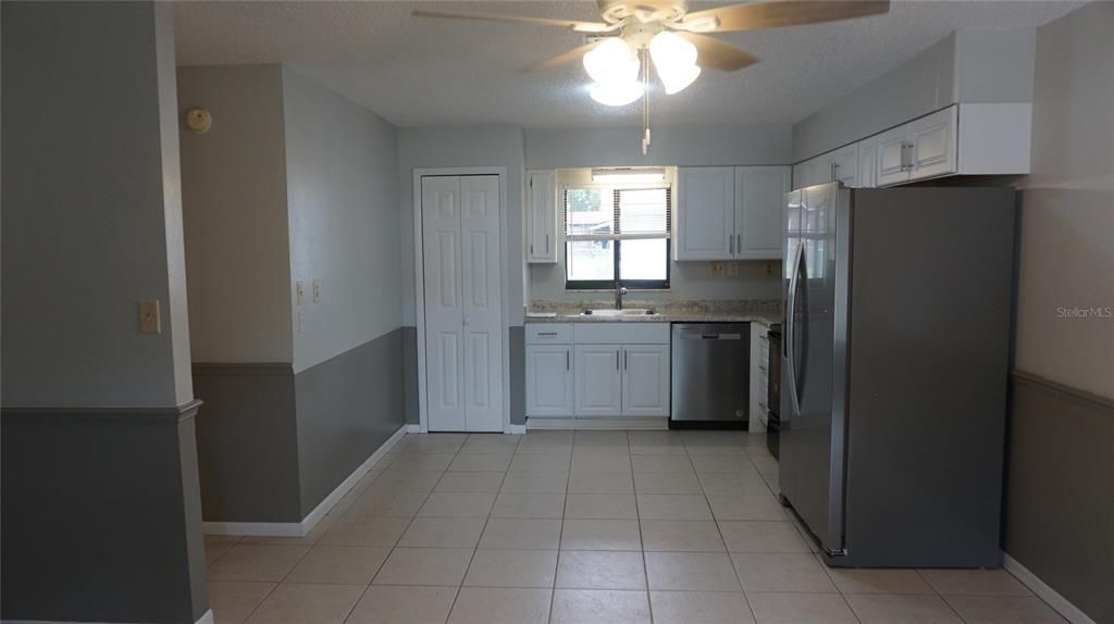 Active With Contract: $1,400 (2 beds, 1 baths, 935 Square Feet)