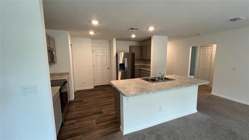 For Rent: $1,990 (4 beds, 2 baths, 1809 Square Feet)