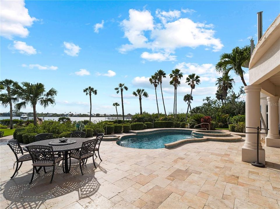 For Sale: $3,995,000 (5 beds, 4 baths, 5966 Square Feet)