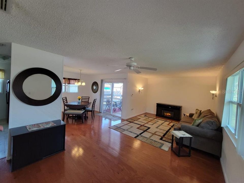 For Sale: $355,500 (2 beds, 1 baths, 992 Square Feet)