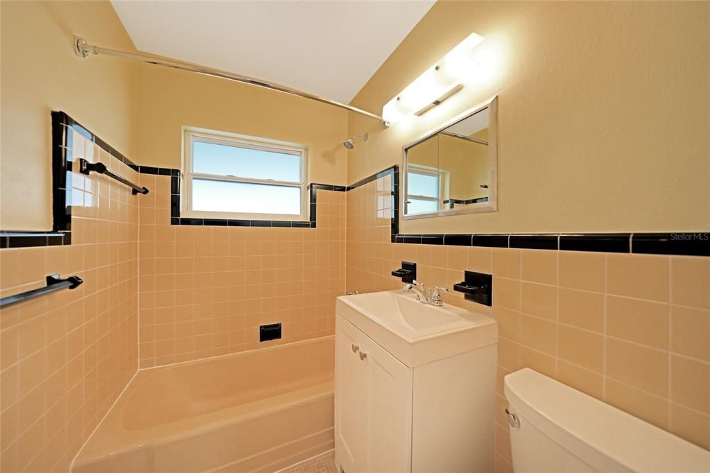 For Sale: $309,900 (2 beds, 1 baths, 1040 Square Feet)