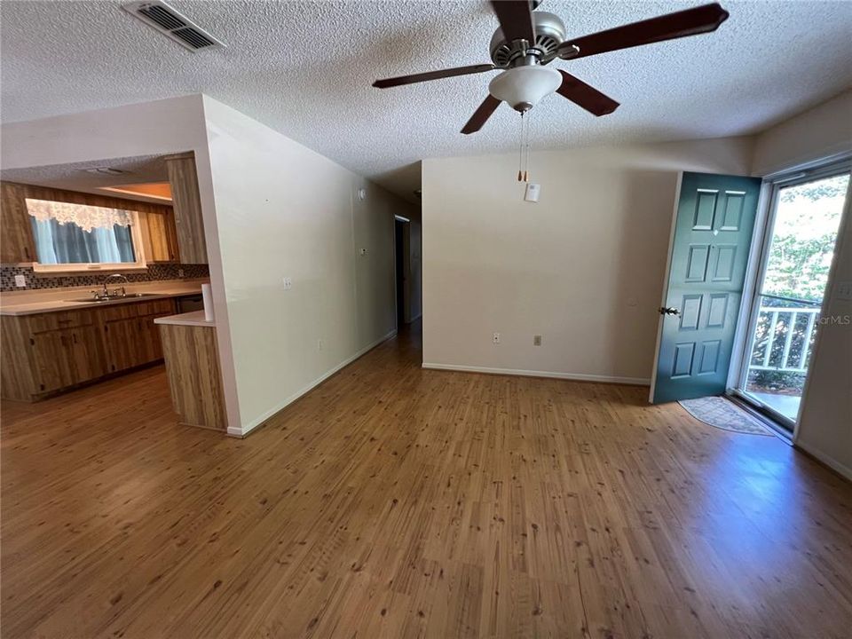 For Sale: $194,800 (2 beds, 2 baths, 960 Square Feet)