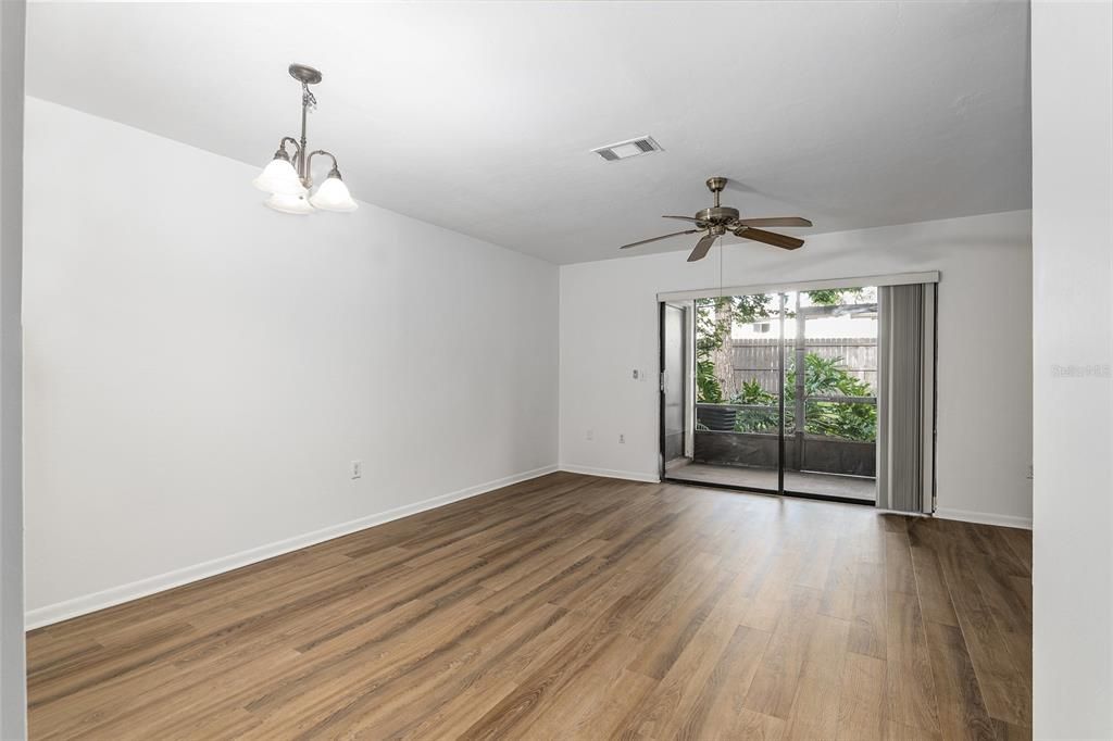 Active With Contract: $173,900 (2 beds, 2 baths, 1088 Square Feet)