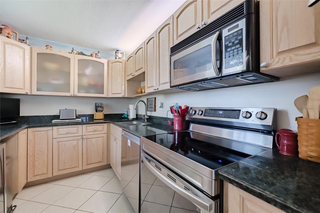 For Sale: $385,000 (2 beds, 2 baths, 1170 Square Feet)