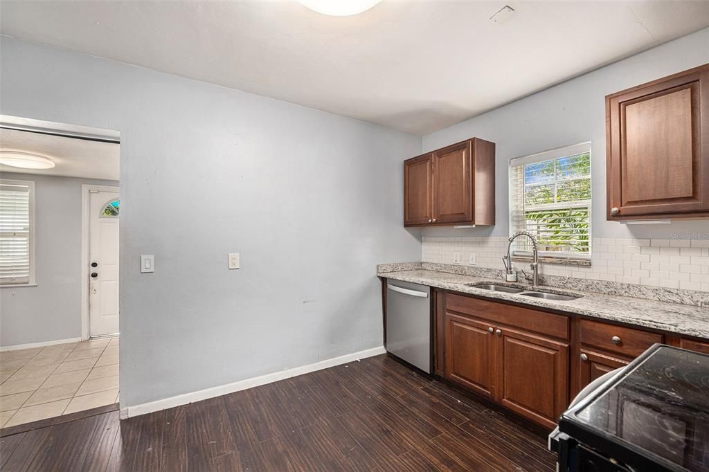 For Sale: $335,000 (2 beds, 1 baths, 897 Square Feet)