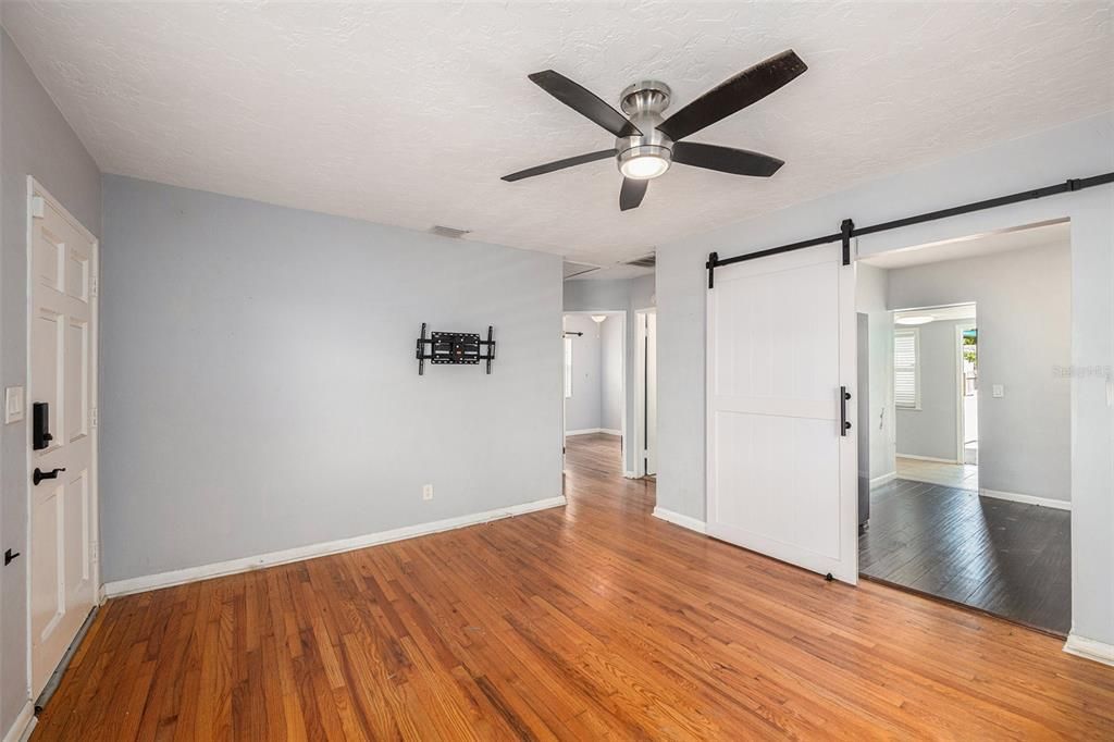 For Sale: $335,000 (2 beds, 1 baths, 897 Square Feet)