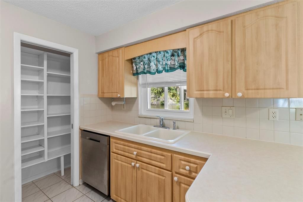For Sale: $289,500 (2 beds, 2 baths, 1039 Square Feet)