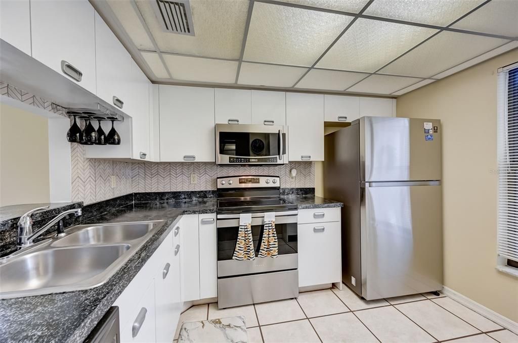 For Sale: $199,000 (2 beds, 2 baths, 1073 Square Feet)
