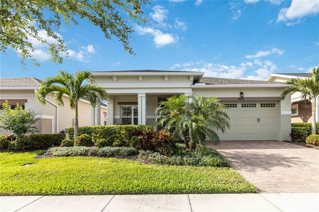 Active With Contract: $554,900 (3 beds, 2 baths, 2208 Square Feet)