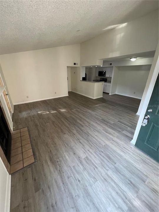 Active With Contract: $1,750 (2 beds, 2 baths, 1000 Square Feet)