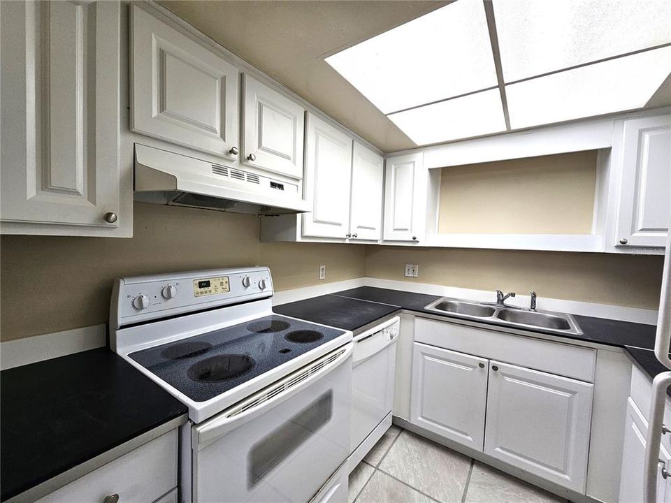 For Rent: $1,350 (1 beds, 1 baths, 850 Square Feet)