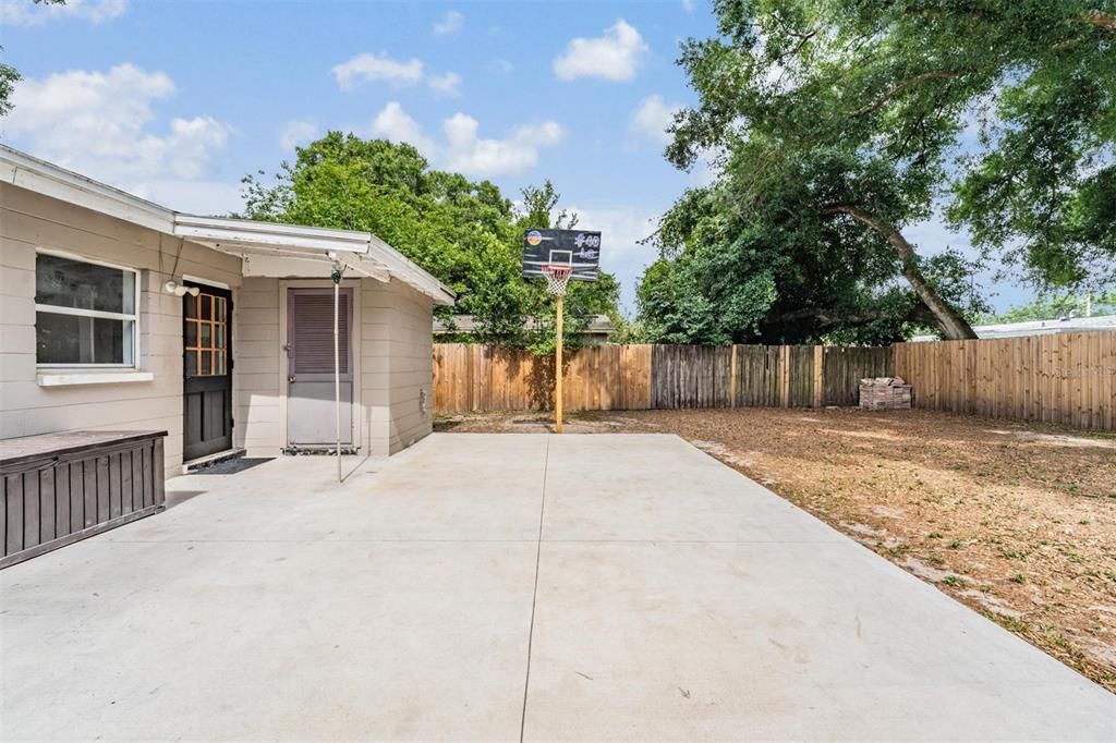 Active With Contract: $270,000 (3 beds, 1 baths, 840 Square Feet)