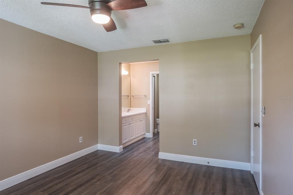 Recently Sold: $329,900 (2 beds, 2 baths, 939 Square Feet)