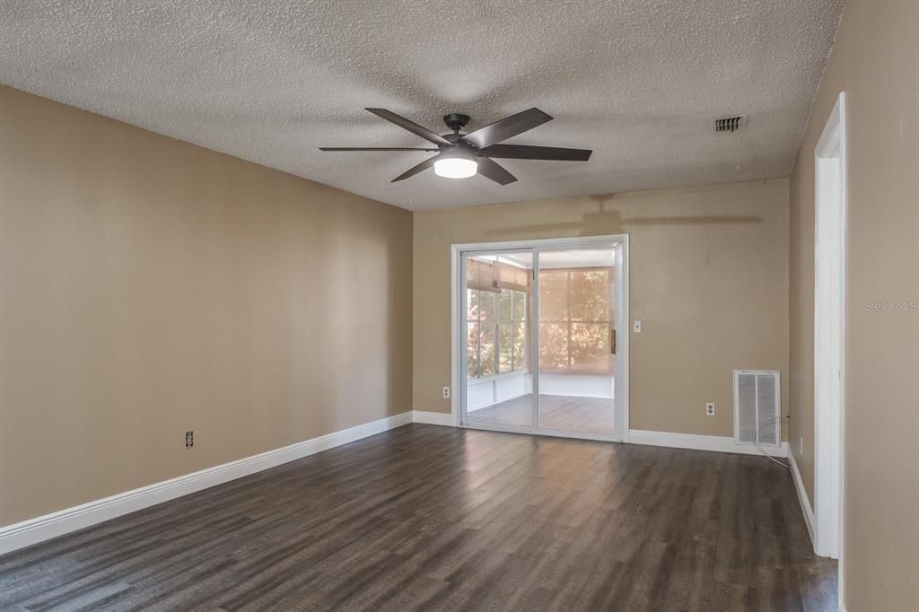 Recently Sold: $329,900 (2 beds, 2 baths, 939 Square Feet)