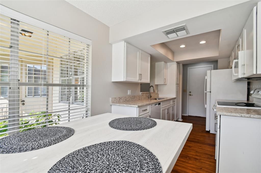 Active With Contract: $259,900 (2 beds, 2 baths, 1204 Square Feet)